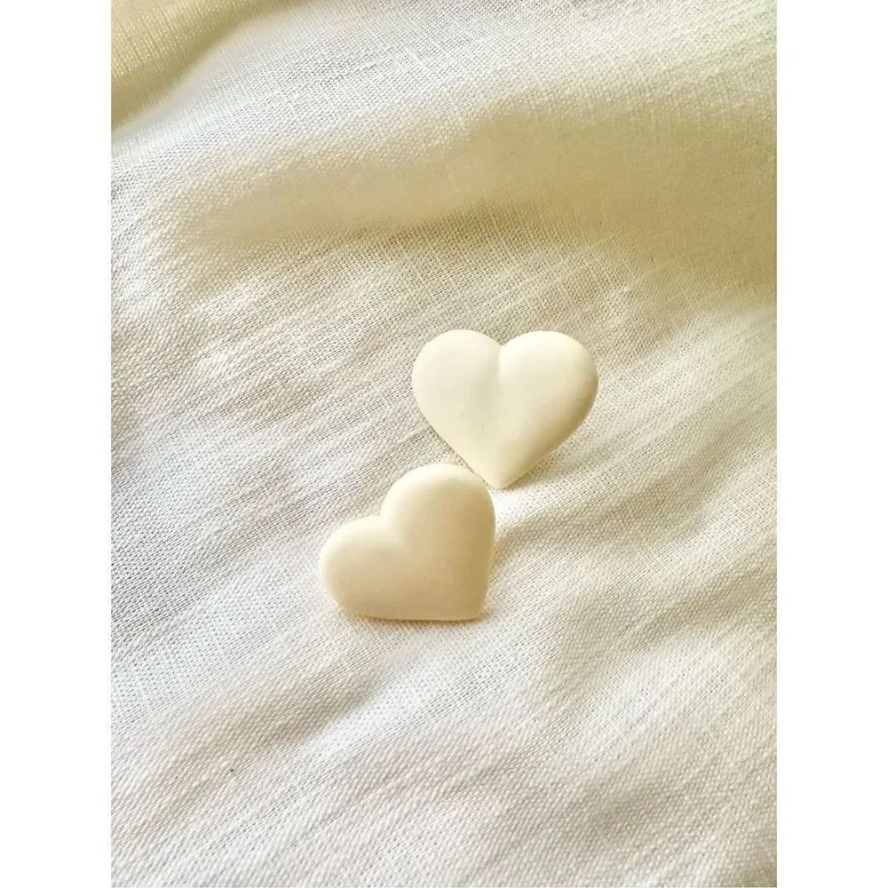 White pop heart stud earrings